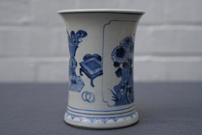 Een Chinese blauwwitte penselenbeker met decor van antiquiteiten, Kangxi